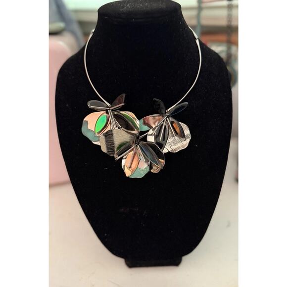 BIMBA Y LOLA Jewelry - Bimba Y Lola Silver Tone Green Copper Abstract Flower Leaf Necklace